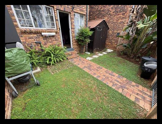 2 BEDROOM TOWNHOUSE FOR SALE IN VAN RIEBEECK PARK